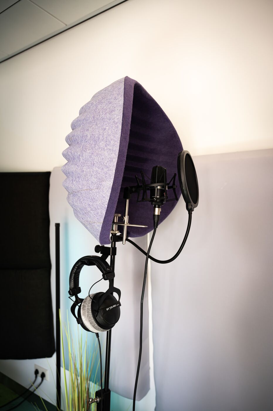 Opnamehoek met microfoon, popfilter en koptelefoon