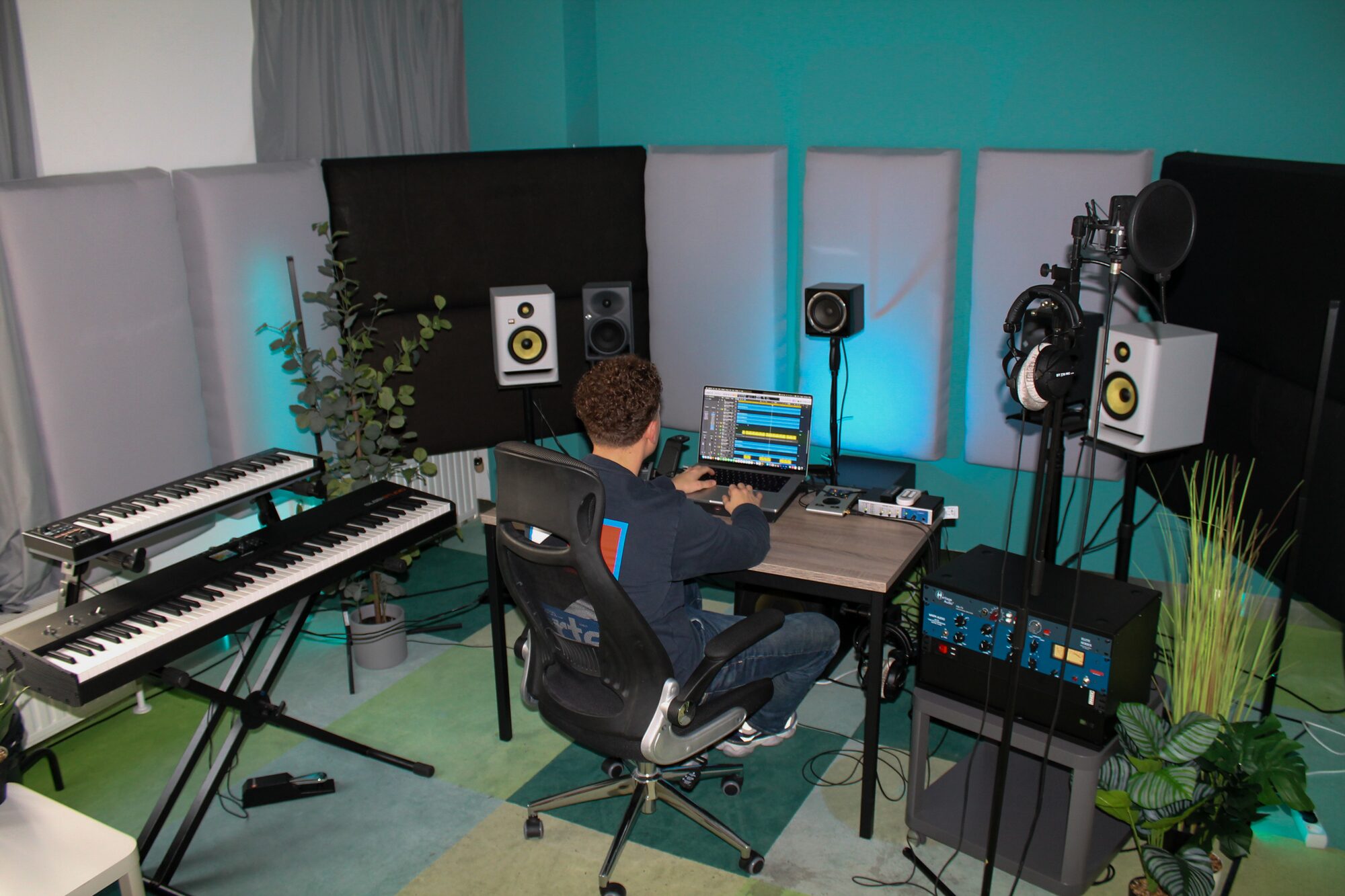 Studio overzicht, producer aan het werk achter de laptop