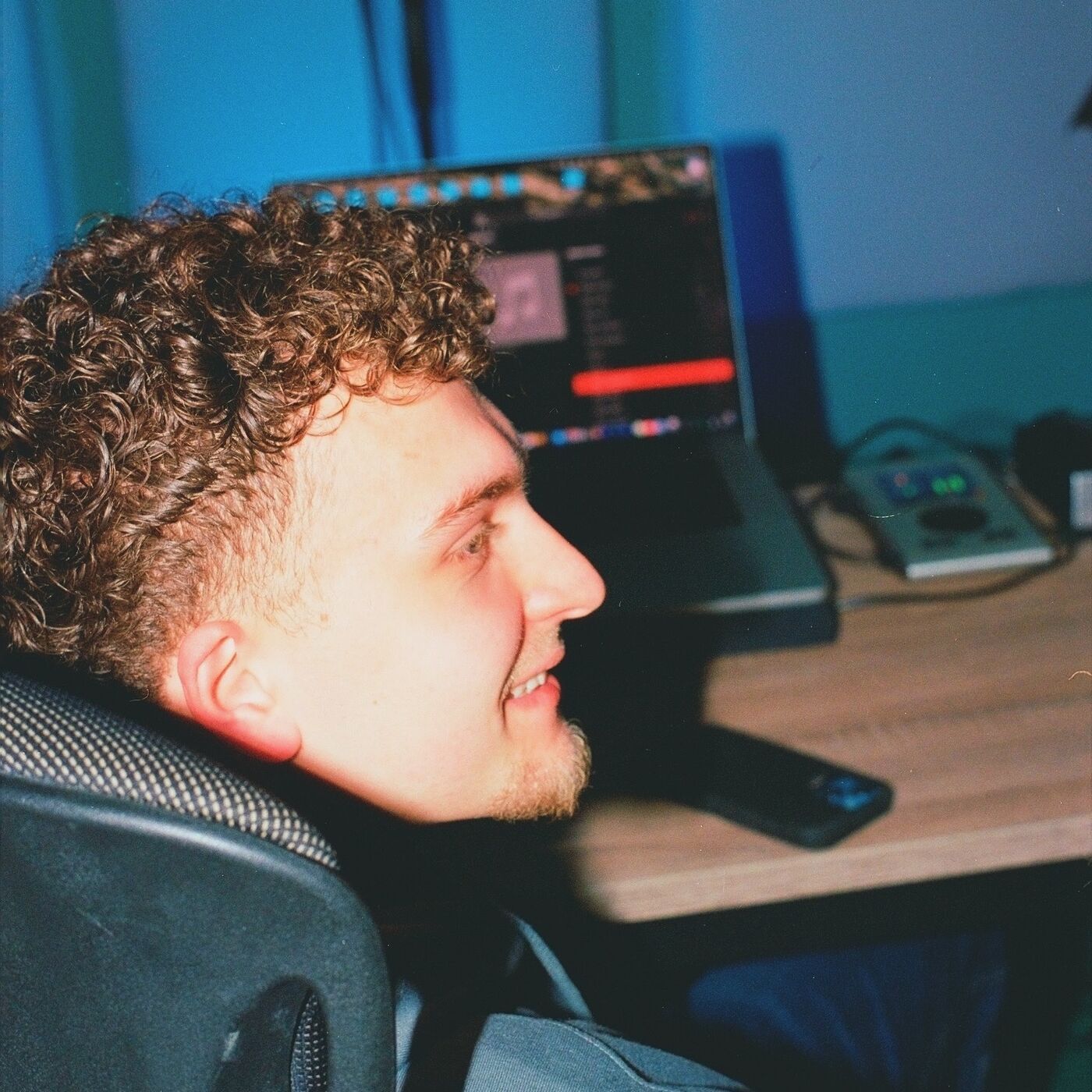 Cas aan het werk in de studio, achter de laptop